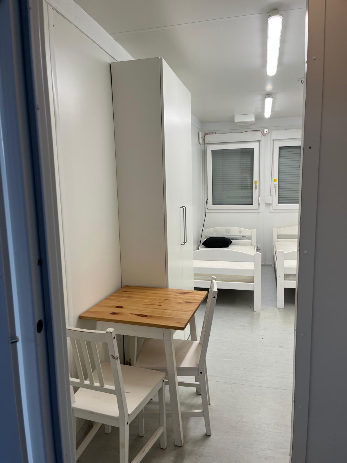 Zimmer mit Schrank und Tisch