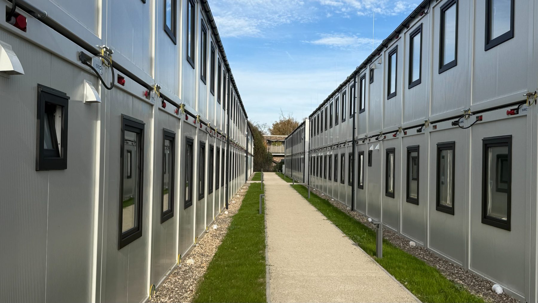 Soziale Einrichtung: Gasse zwischen zwei Containerzeilen der Anlage