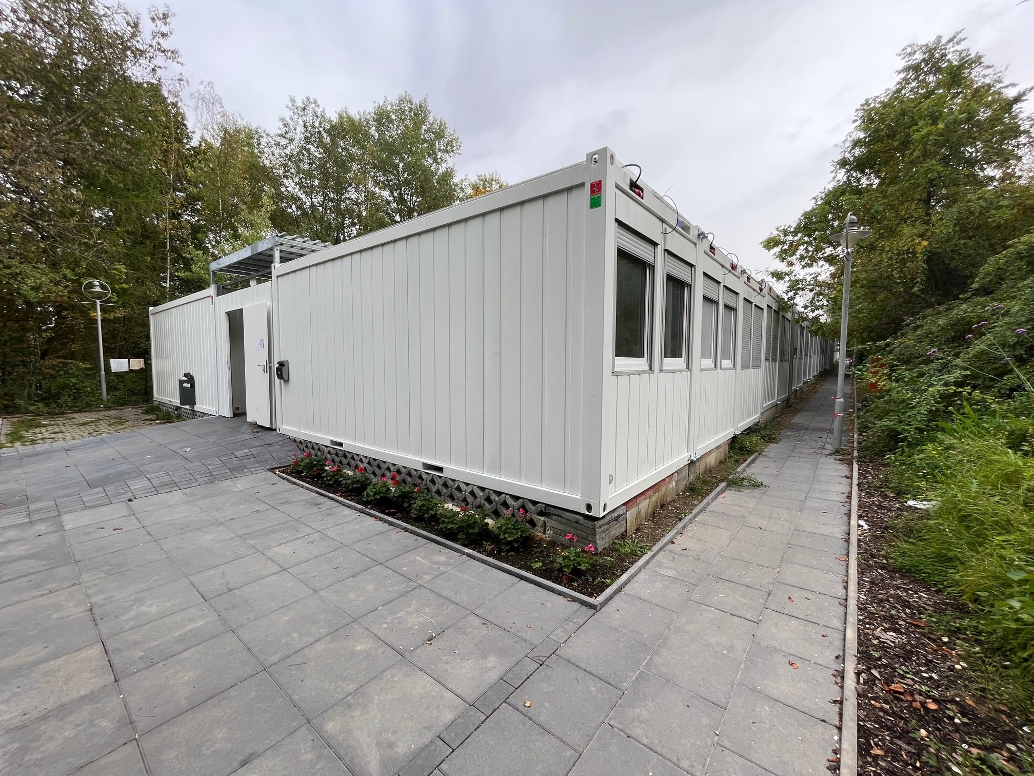 Gemeinschaftsunterkunft für Familien, Außenansicht der eingeschossigen Containeranlage