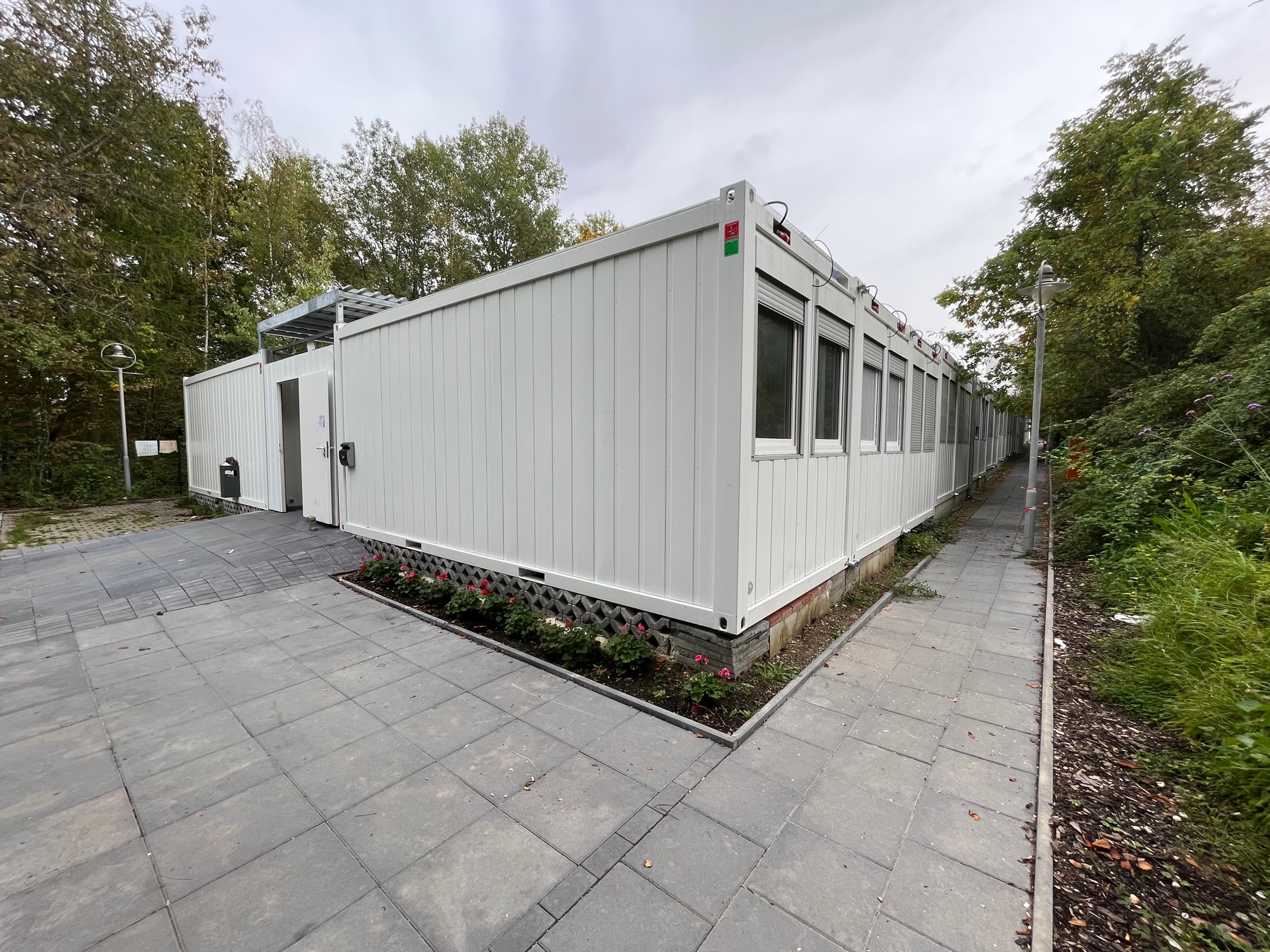 Unterkunft Niedernhausen, Außenansicht der eingeschossigen Containeranlage